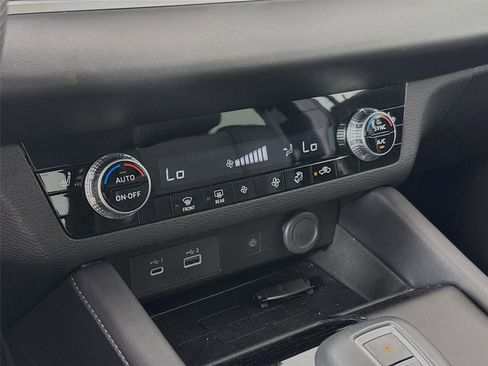 Used 2024 Mitsubishi Outlander SE image 10