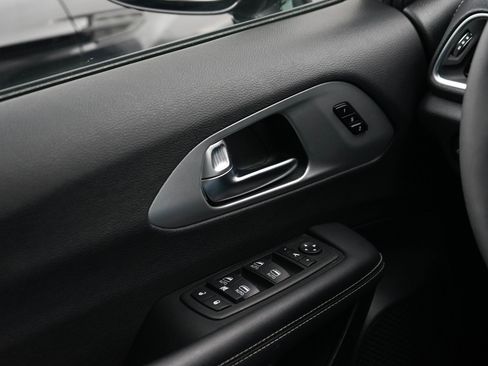 Used 2025 Chrysler Pacifica Limited image 29