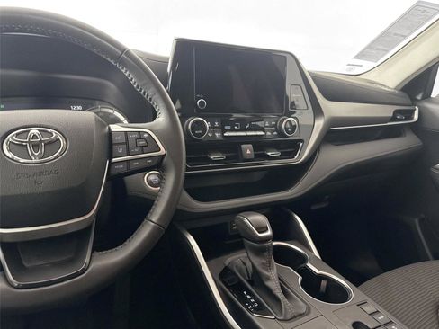 Used 2024 Toyota Highlander LE image 32