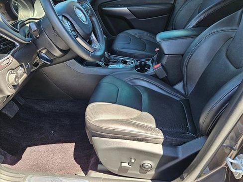 Used 2019 Jeep Cherokee Limited w/ Luxury Group FWD image 16