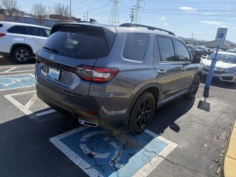 Used 2025 Honda Pilot Black Edition image 10