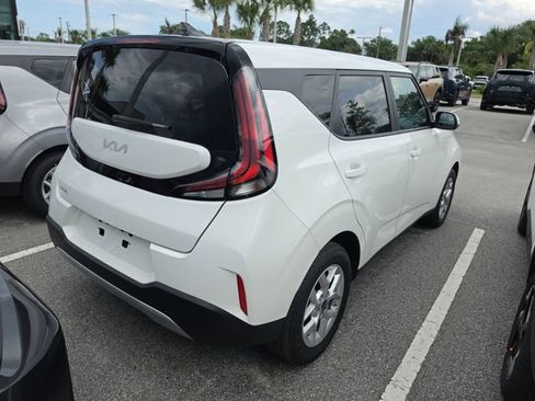 Certified 2025 Kia Soul LX w/ LX Technology Package FWD image 4