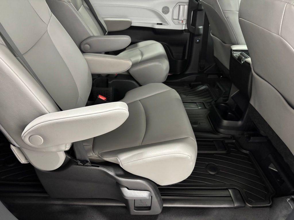 Used 2026 Toyota Sienna XLE AWD/4WD image 58