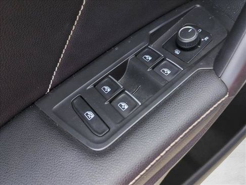 Used 2022 Volkswagen Tiguan SE FWD image 12