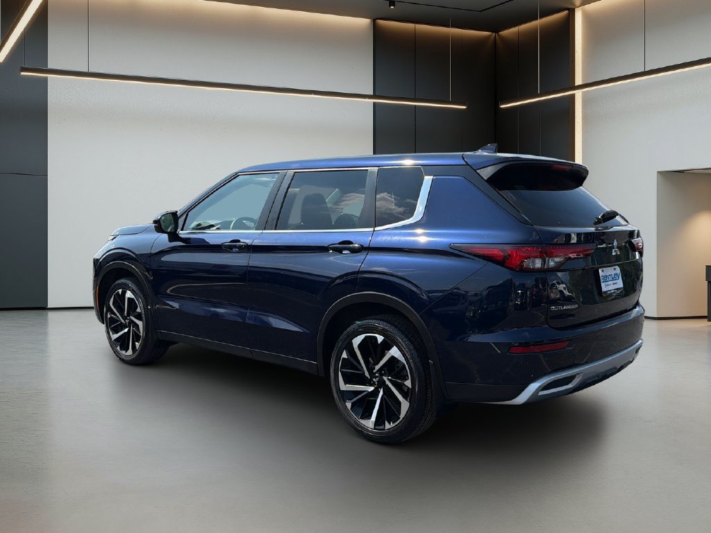 Used 2023 Mitsubishi Outlander SE FWD image 3
