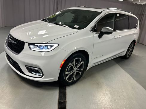 New 2026 Chrysler Pacifica Pinnacle image 3