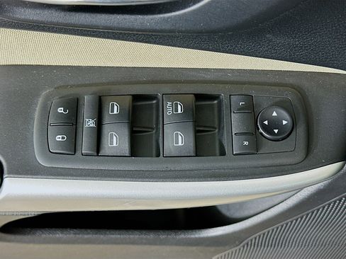 Used 2018 Jeep Cherokee Latitude w/ Cold Weather Group FWD image 15