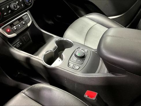 Used 2023 GMC Terrain SLT w/ Infotainment Package II FWD image 17