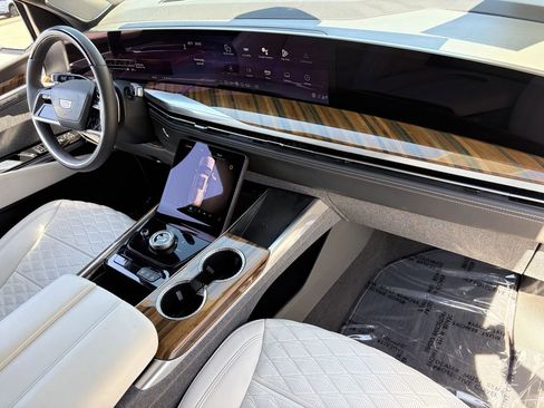 Certified 2025 Cadillac Escalade Sport Platinum w/ LPO, ONYX Package AWD/4WD image 13