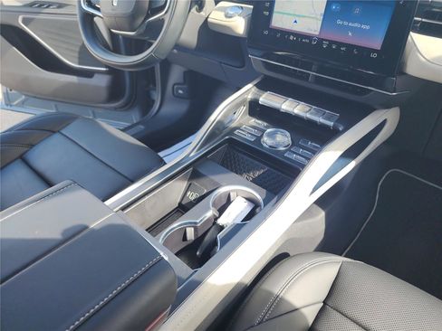 Used 2025 Lincoln Nautilus Premier image 28