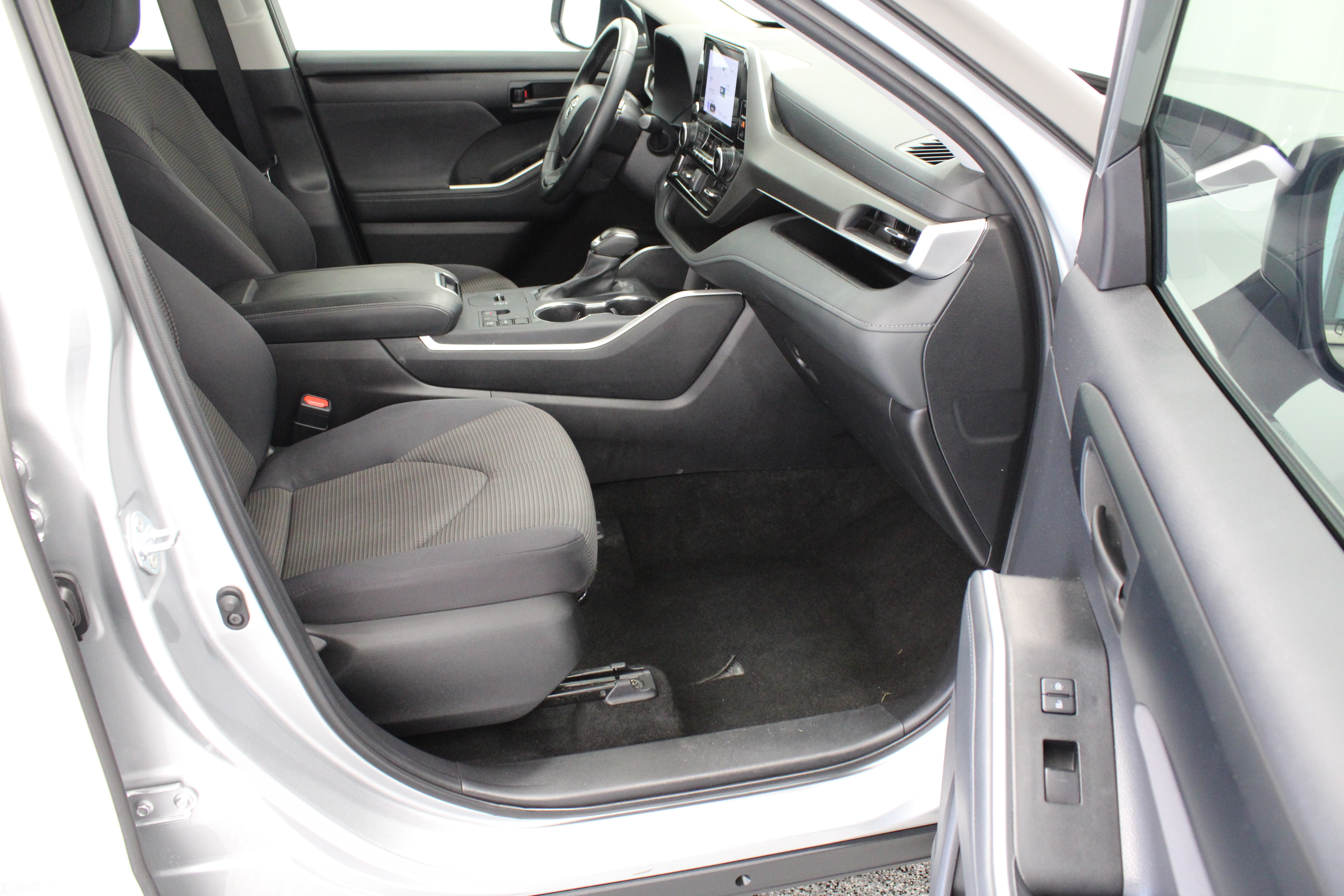 Used 2025 Toyota Highlander LE FWD image 39