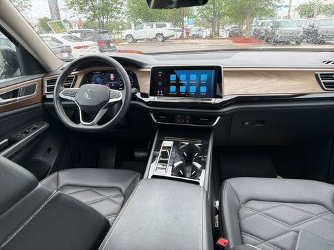 Used 2024 Volkswagen Atlas SE w/ Panoramic Sunroof Package image 12