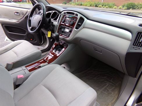 Used 2004 Toyota Highlander Limited AWD/4WD image 24