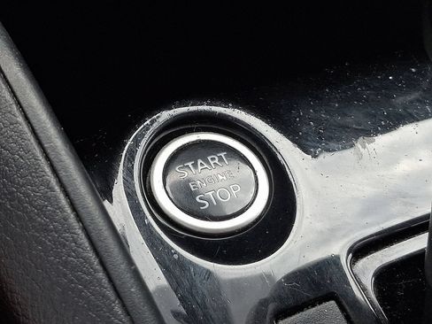 Used 2021 Nissan Versa S FWD image 25