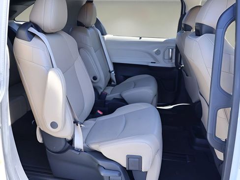 Certified 2021 Toyota Sienna Limited FWD image 18