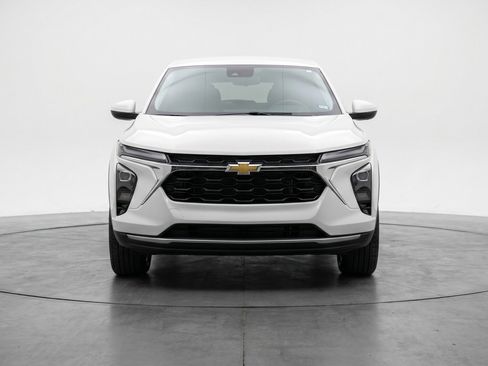 Used 2025 Chevrolet Trax LT FWD image 2