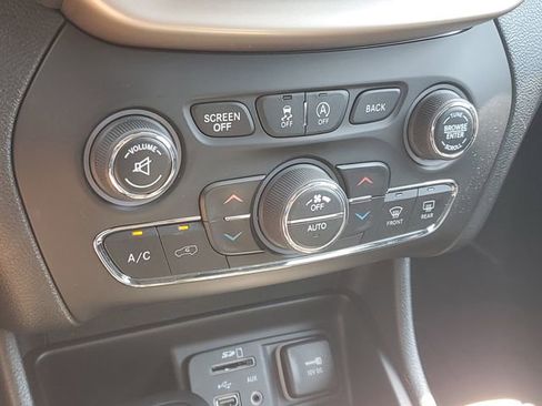 Used 2016 Jeep Cherokee Latitude w/ Comfort & Convenience Group AWD/4WD image 29