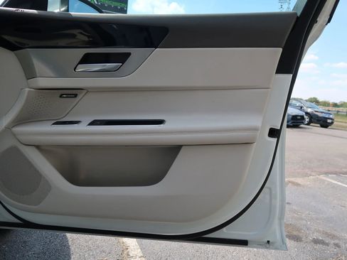 Used 2017 Jaguar XF Prestige image 49