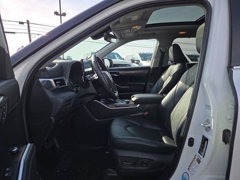 Used 2022 Toyota Highlander Limited image 10