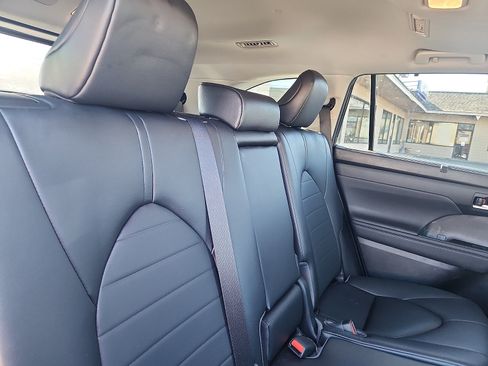 Used 2023 Toyota Highlander XLE AWD/4WD image 30