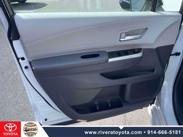 Used 2024 Toyota Sienna XLE w/ XLE Plus Package AWD/4WD image 17