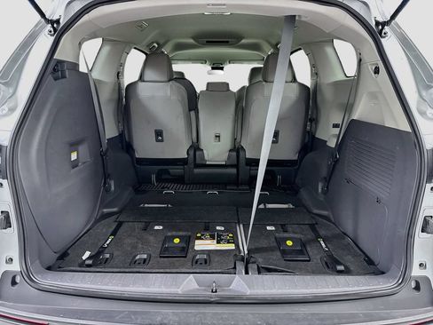 Used 2023 Toyota Sienna LE FWD image 26