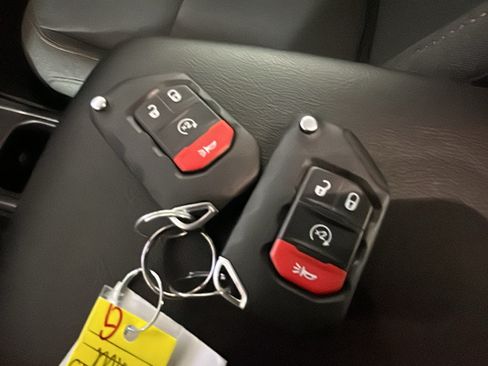 Used 2024 Jeep Wrangler Unlimited w/ Convenience Group AWD/4WD image 19