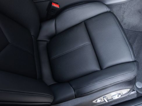 Certified 2026 Porsche Macan AWD/4WD image 44
