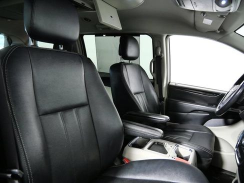 Used 2013 Chrysler Town & Country Touring-L w/ Driver Convenience Group FWD image 11