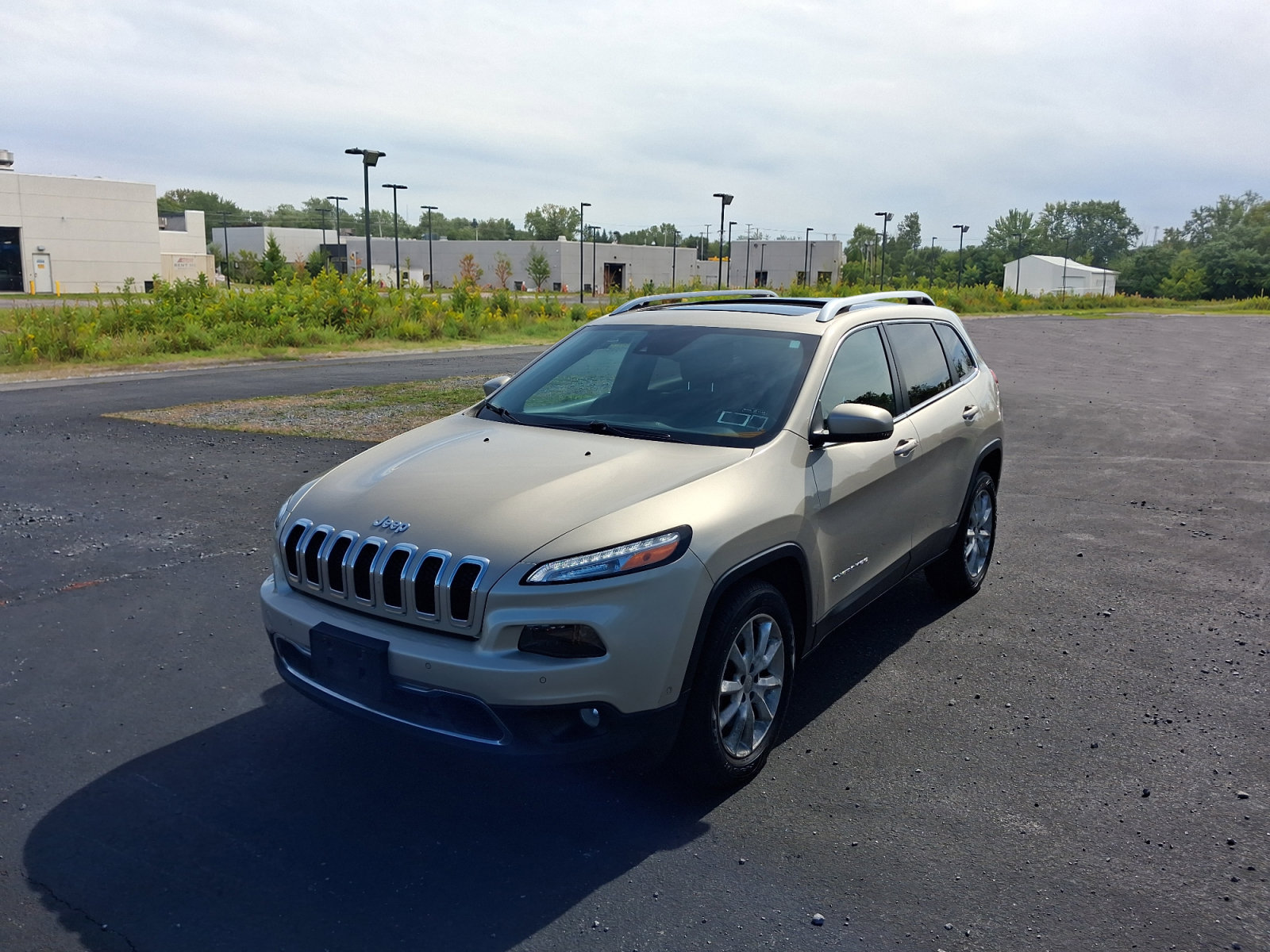 Used 2015 Jeep Cherokee Limited w/ Luxury Group AWD/4WD image 1