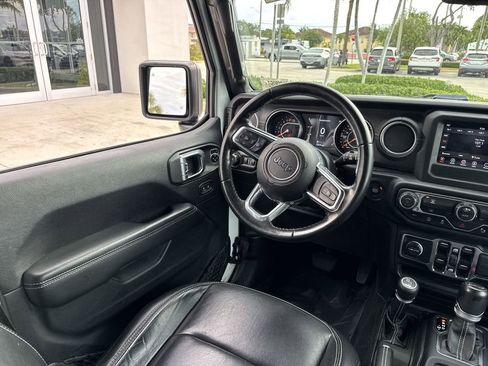 Used 2019 Jeep Wrangler Unlimited Sahara w/ Dual Top Group AWD/4WD image 21