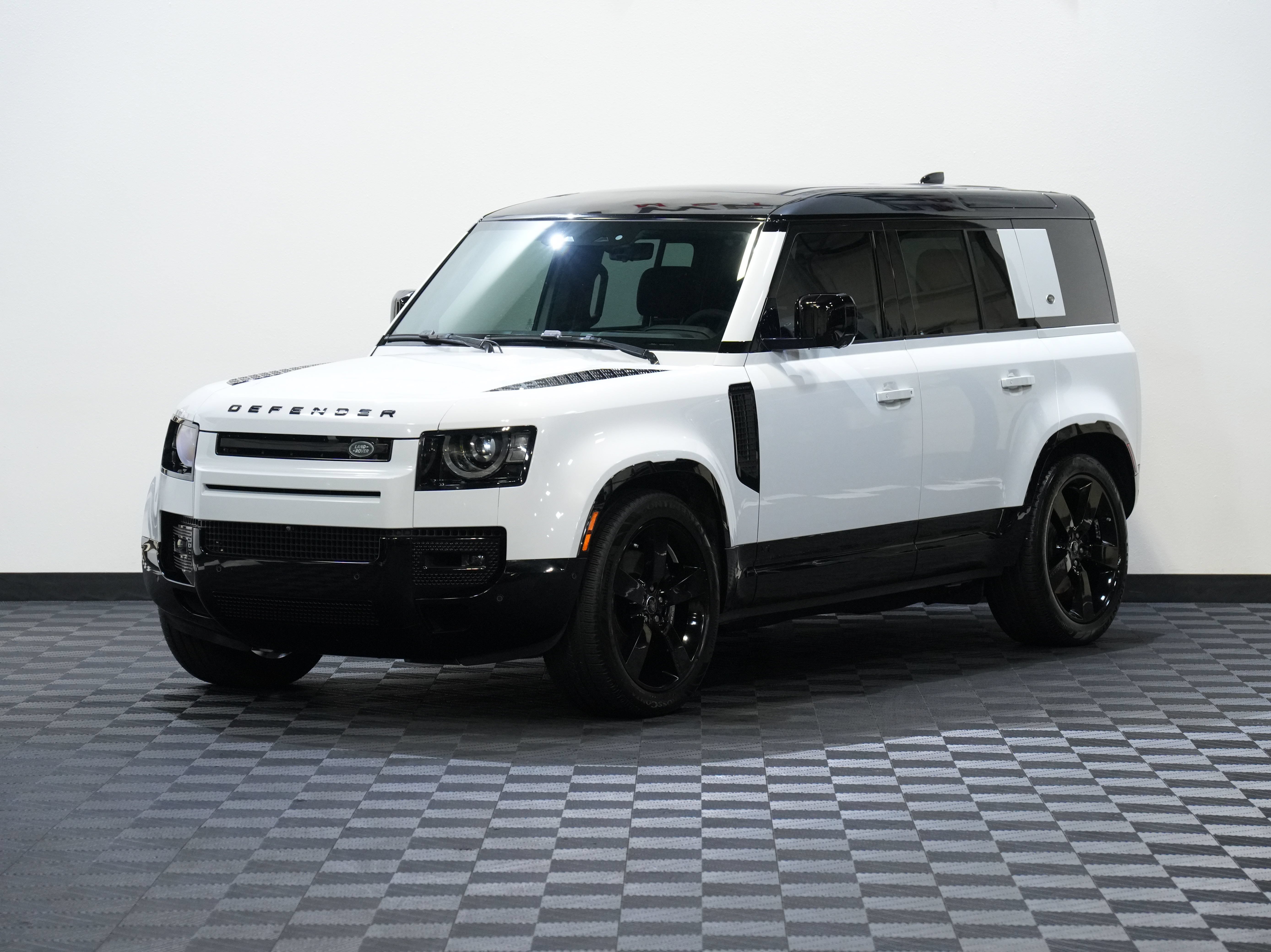 Used 2022 Land Rover Defender 110 V8 AWD/4WD image 3