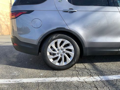 Certified 2025 Land Rover Discovery S image 12