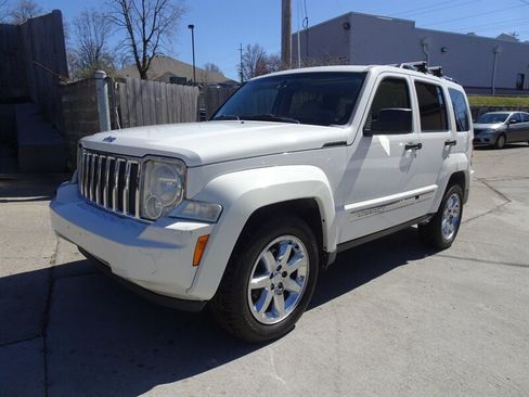 Used 2010 Jeep Liberty Limited w/ Tire & Wheel Group AWD/4WD image 3
