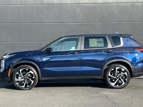 New 2025 Mitsubishi Outlander SE image 8