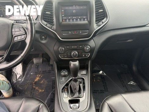 Used 2021 Jeep Cherokee Latitude Plus AWD/4WD image 16