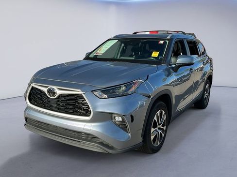 Used 2023 Toyota Highlander XLE FWD image 1