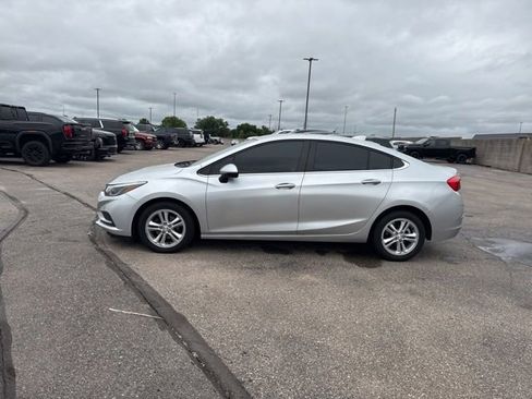 Used 2017 Chevrolet Cruze LT w/ Convenience Package FWD image 4