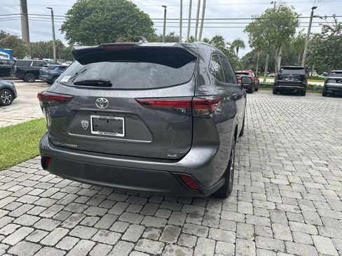 Used 2024 Toyota Highlander XLE FWD image 37