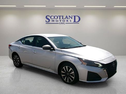 Used 2024 Nissan Altima 2.5 SV FWD image 4