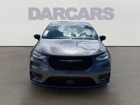 Used 2023 Chrysler Pacifica Limited w/ Uconnect Theater Family Group FWD image 2