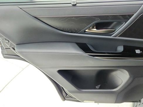 Used 2024 Lexus LX 600 4WD w/ Luxury Package image 35