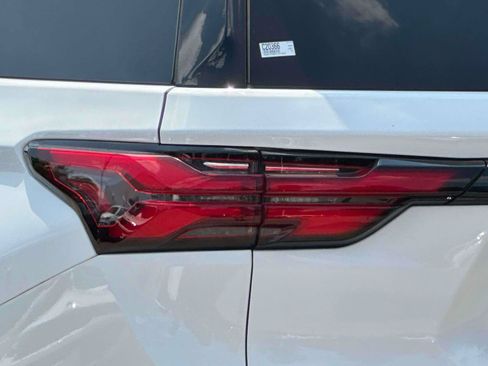 Used 2023 Chevrolet Traverse LS AWD/4WD image 9