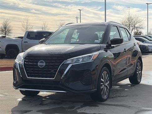 Used 2023 Nissan Kicks SV image 3