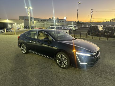 Used 2018 Honda Clarity Touring image 2