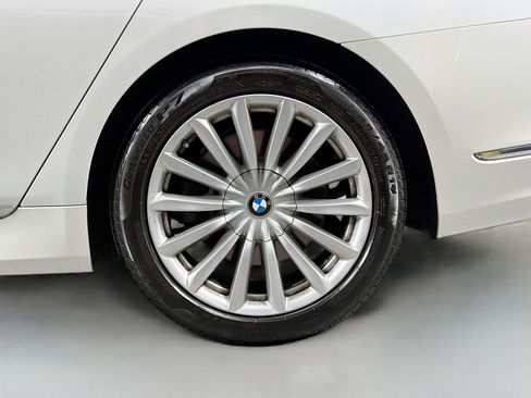 Used 2022 BMW 740i image 32