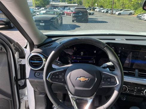 Used 2025 Chevrolet Trax LT w/ LT Convenience Package image 29