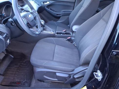 Used 2018 Ford Focus SE w/ SE Appearance Package image 13
