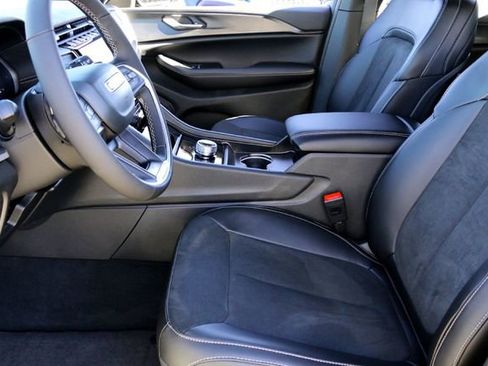 New 2025 Jeep Grand Cherokee L Laredo image 9