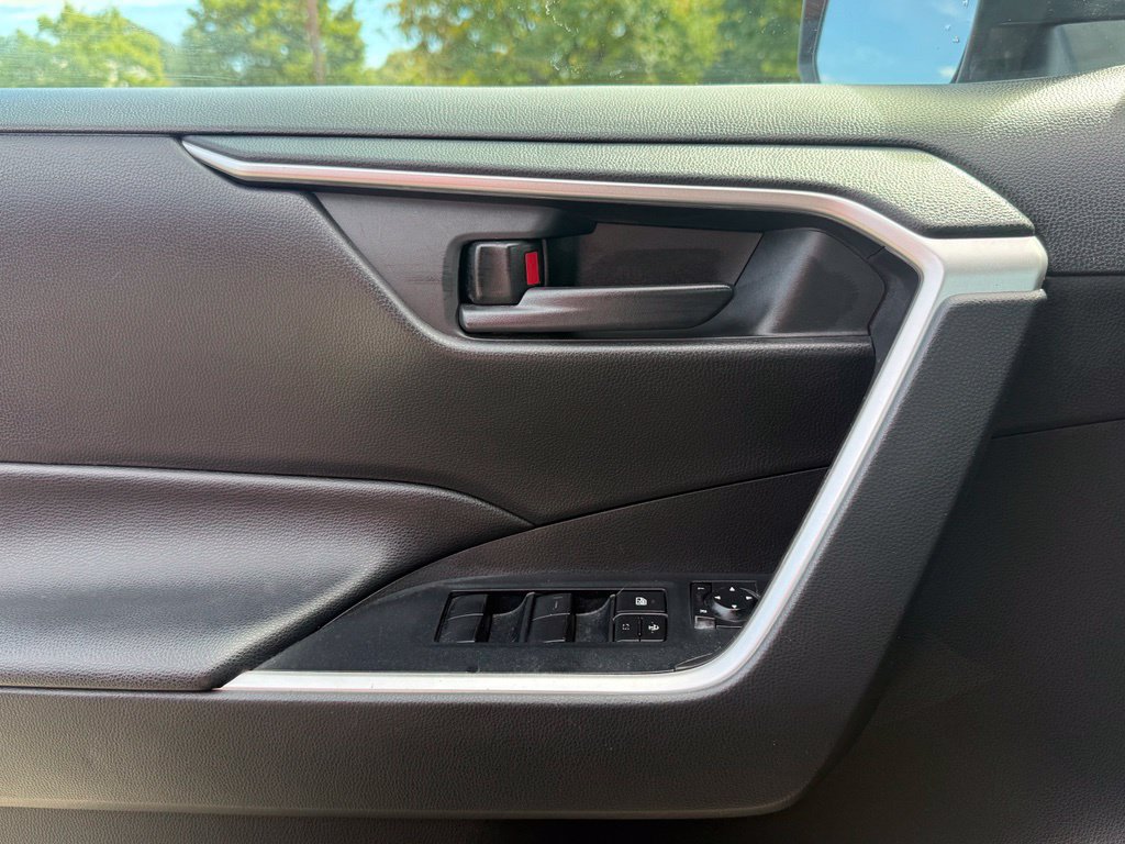 Used 2021 Toyota RAV4 LE AWD/4WD image 18